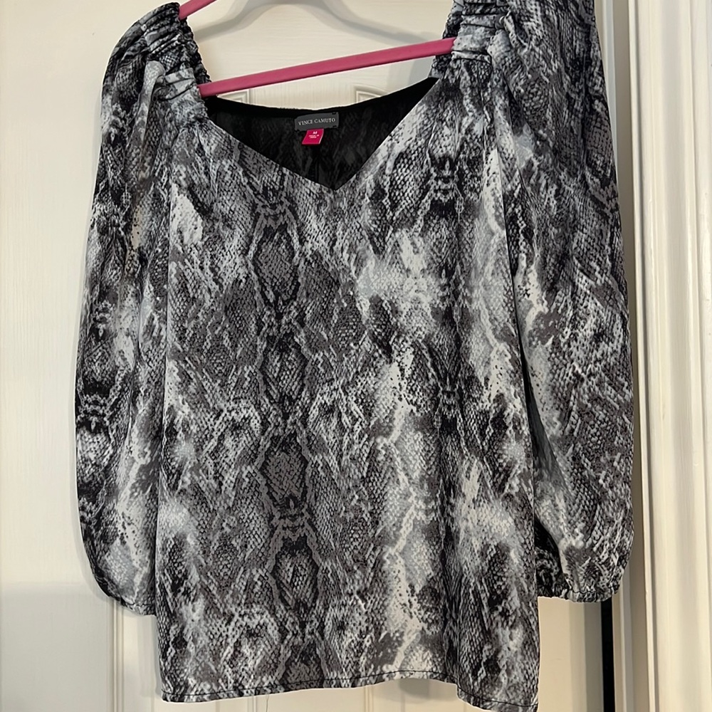 VINCE CAMUTO WOMEN'S SNAKE BILLOW SLEEVE BLOUSE
